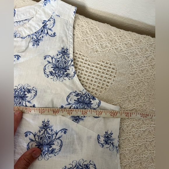 Jones New York Women’s large sleeveless white w/blue detailing - Picture 3 of 4